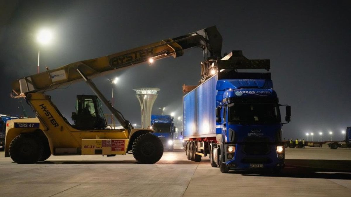 Adana'da 87 yıllık havalimanı 4 saatte taşındı