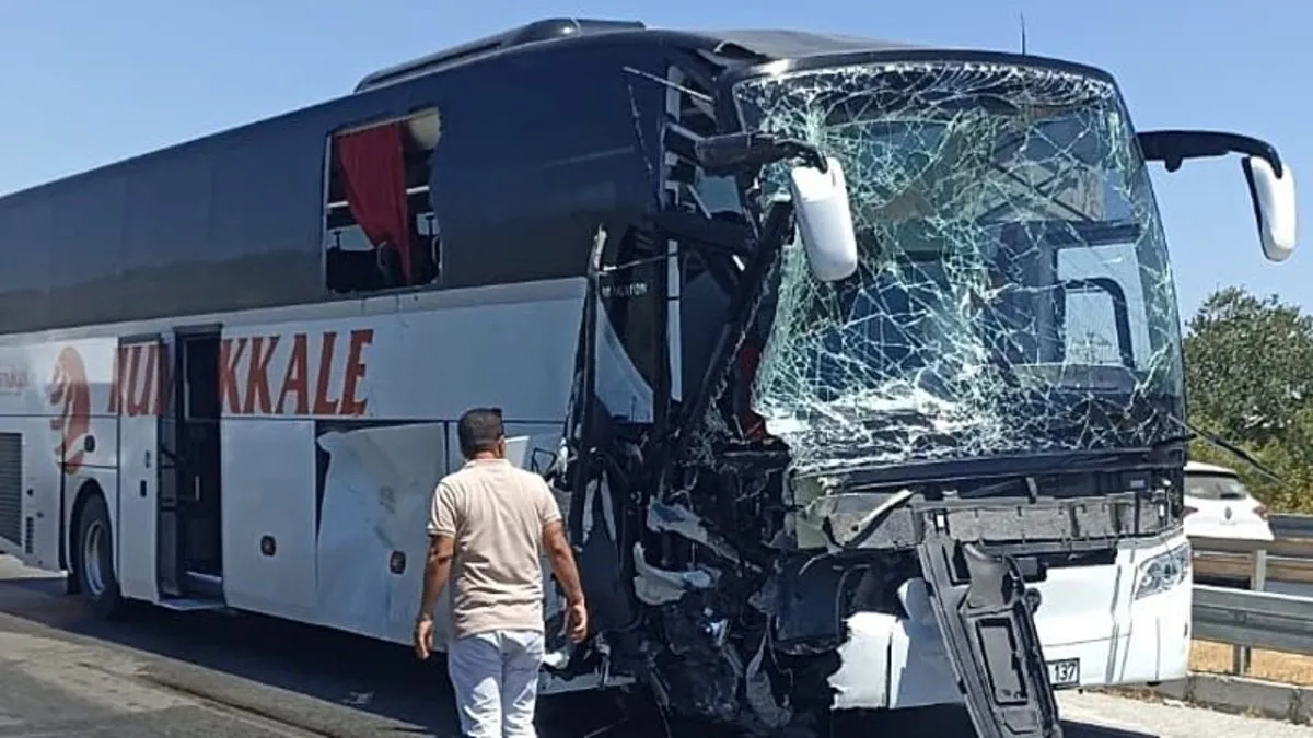 Aydın'da yolcu otobüsü ile iş makinesi çarpıştı! 1'i ağır 8 yaralı