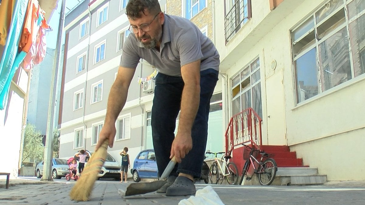 Balıkesir'de 4 sokağı kendi isteğiyle temizliyor: İçimden geliyor