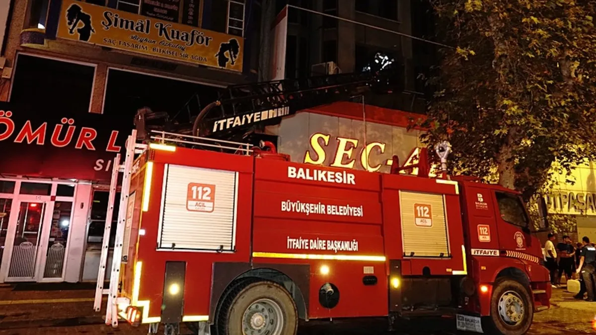 Balıkesir'de iş yerinin deposunda yangın