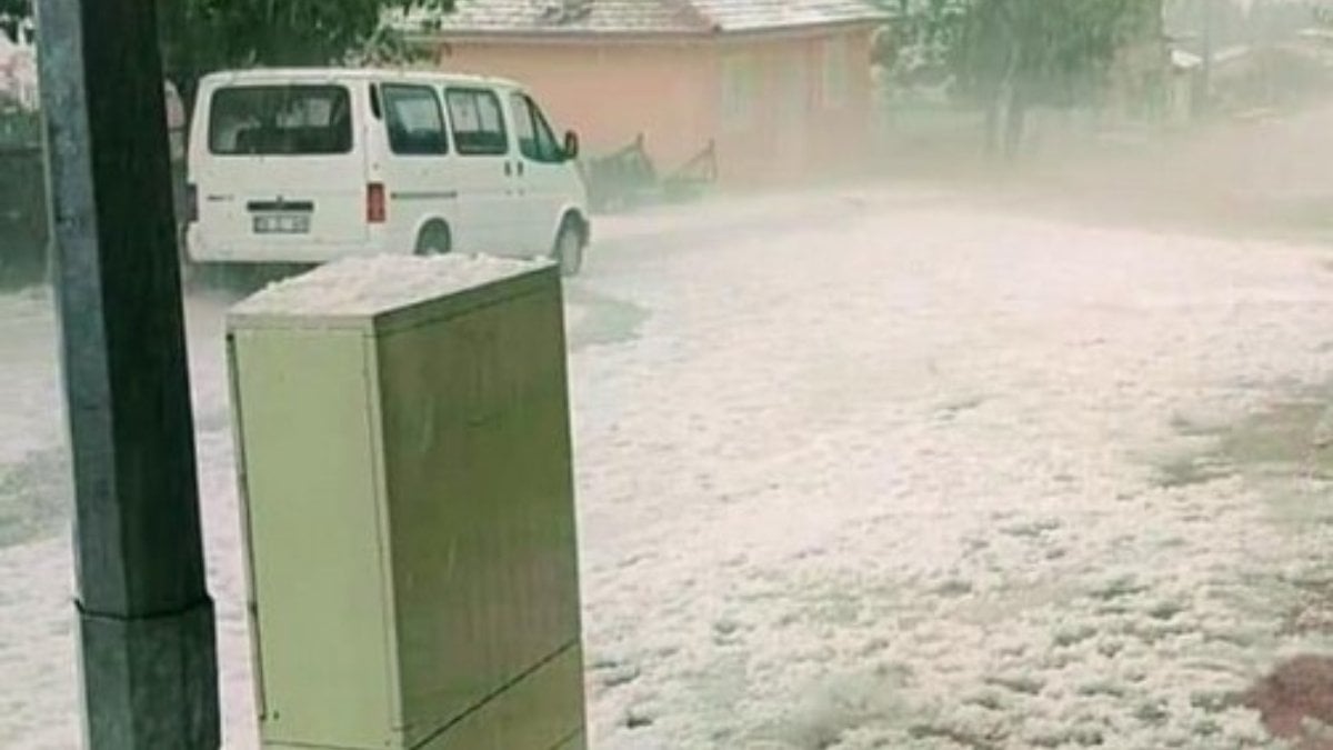 Denizli'de dolu yağışı: Yolları sel aldı