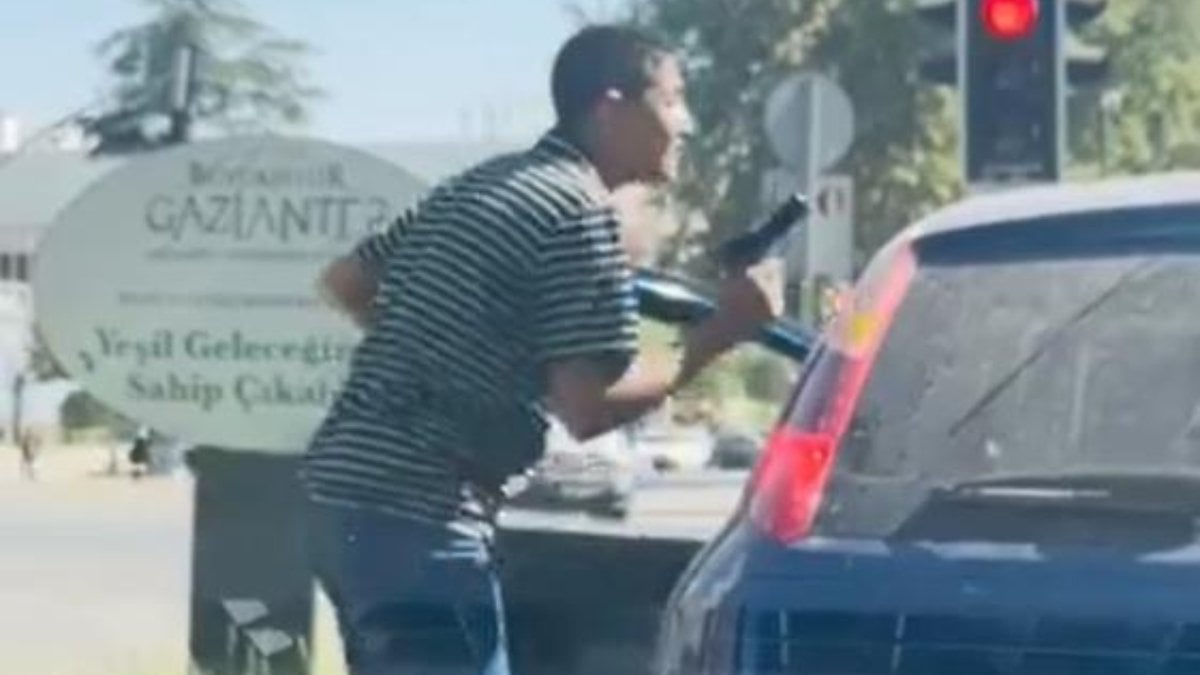 Gaziantep'te trafikte tartıştığı sürücüye silah çekti: Darbetti