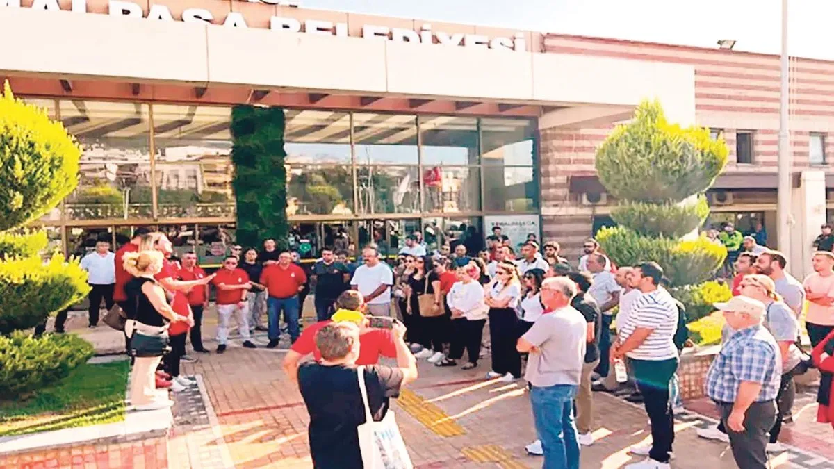 İşten çıkarılan işçiler belediyeyi bastı