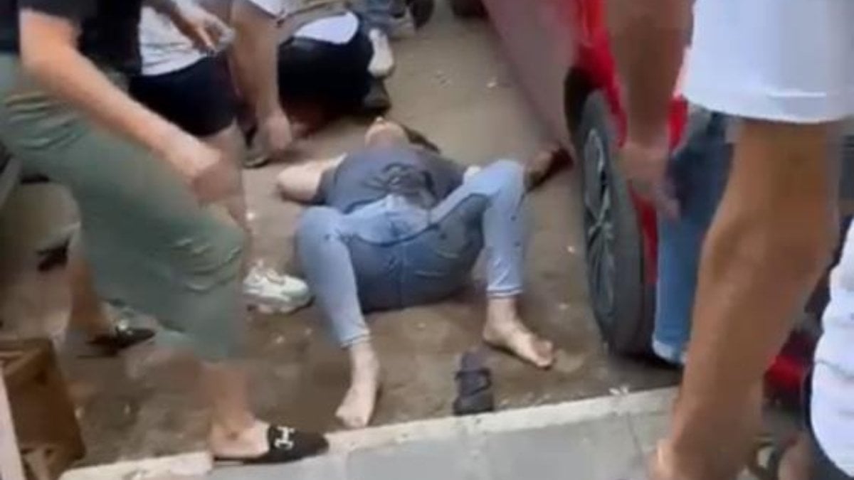 İzmir'de güzellik merkezi önünde bıçaklı saldırı: 2 ölü 1 yaralı