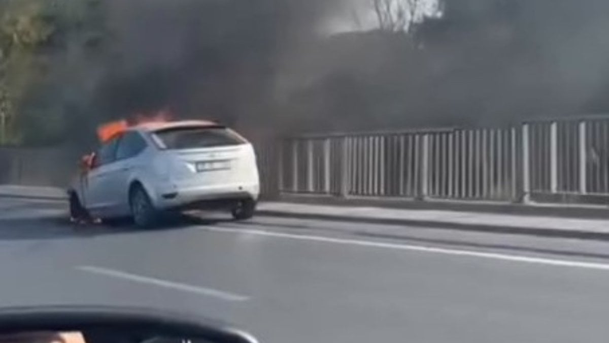 Küçükçekmece'de yanan otomobile beton mikserinden müdahale