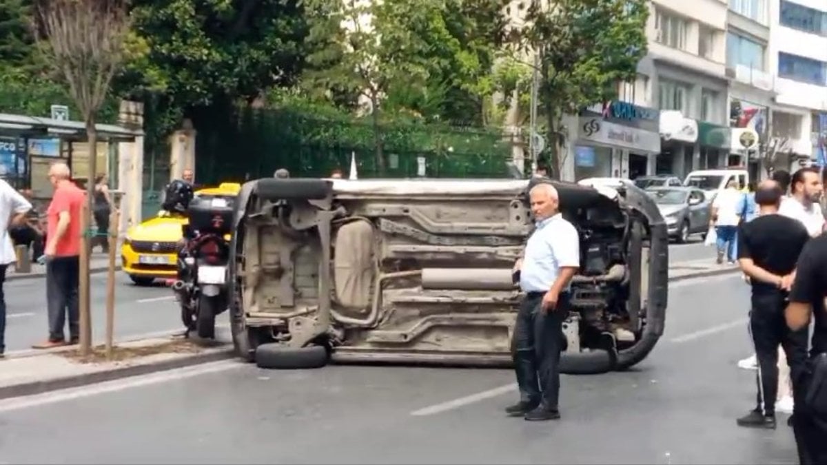 Şişli'de alkollü sürücü, park halindeki araçlara çarptı, trafiği kilitledi