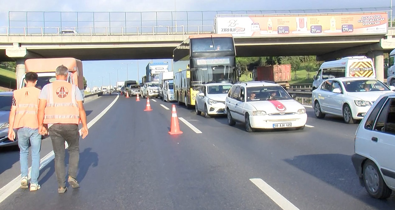 TEM'de feci kaza... Trafik kilitlendi