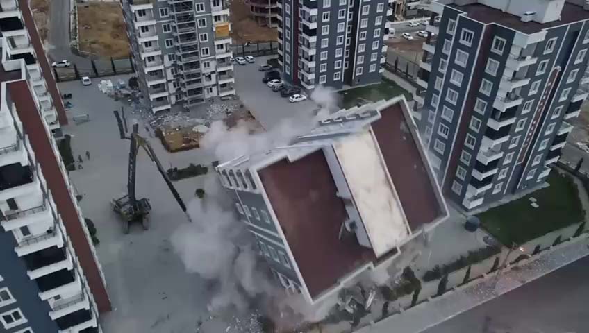 Adıyaman'da 11 katlı bina böyle yıkıldı