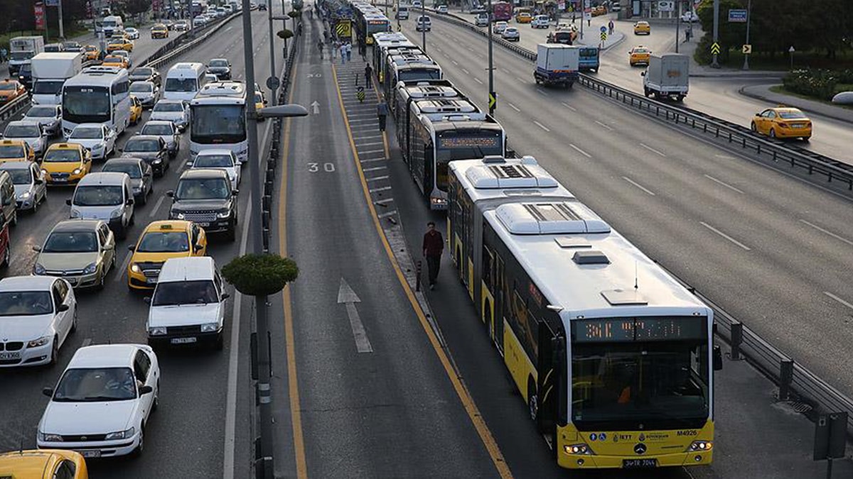 Avcılar'da metrobüsler çarpıştı