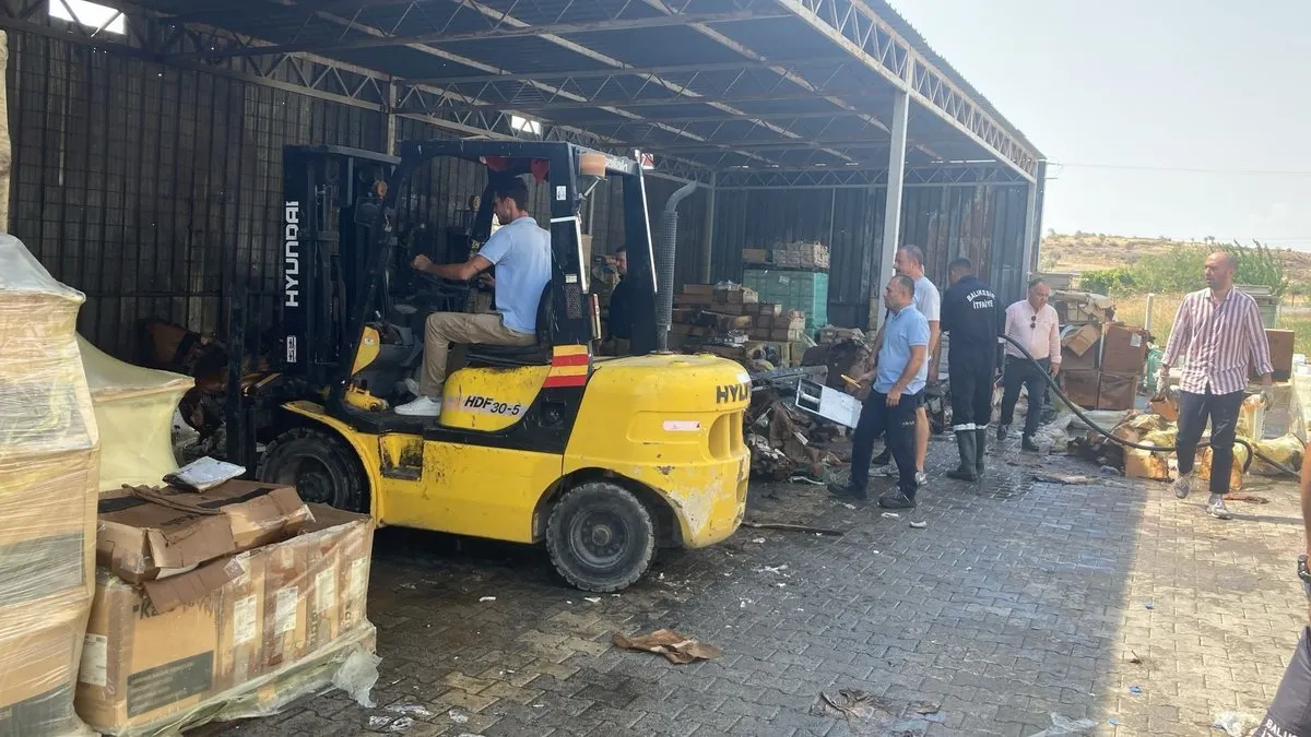 Ayvalık'ta otların tutuşmasıyla başlayan yangın seramik deposuna sıçradı