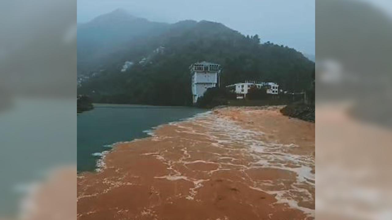 Borçka'da taşan dereler Çoruh Nehri'yle buluştu