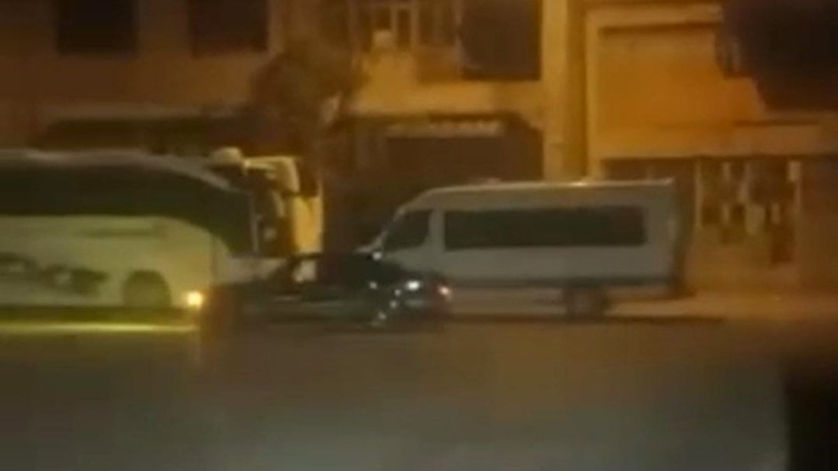 Bursa'da drift atan sürücü park halindeki otobüse çarptı