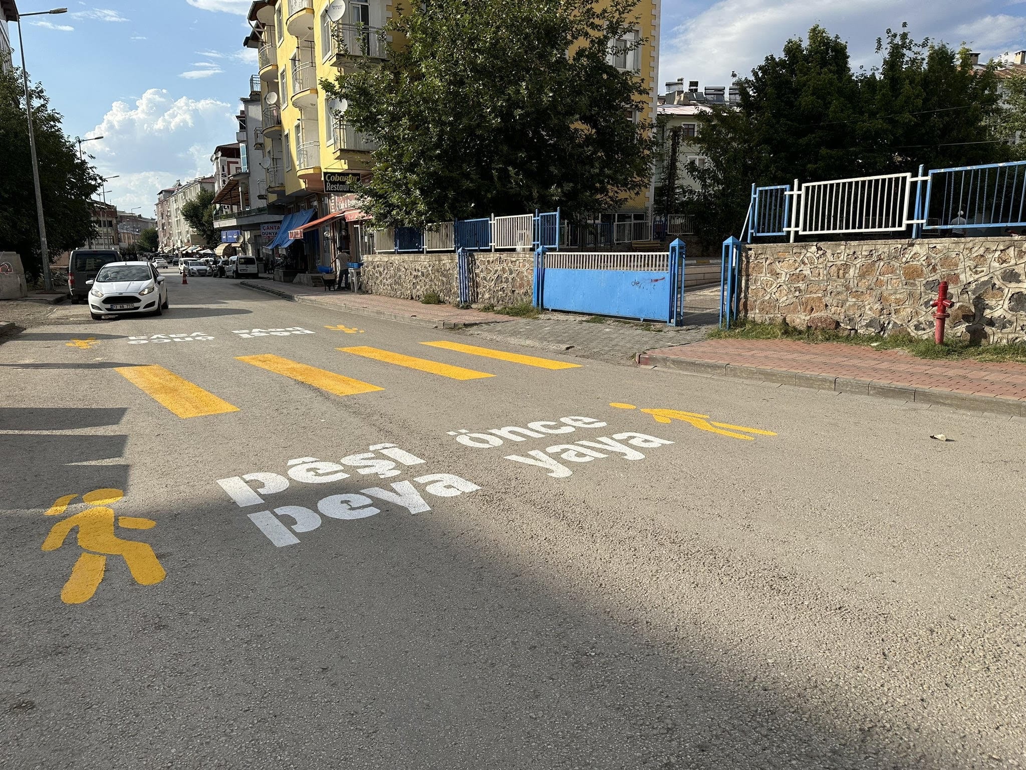 DEM Partili belediyenin yazdığı Kürtçe trafik yazıları silindi