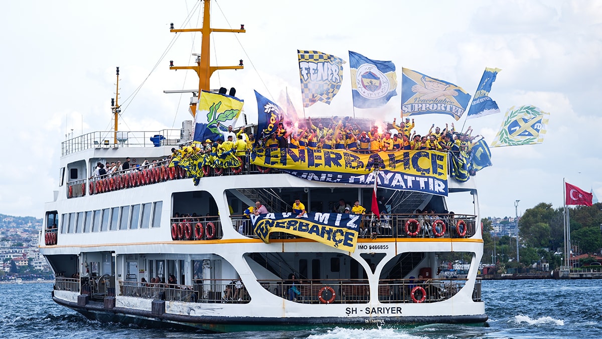 Fenerbahçe-Galatasaray derbisine saatler kala İstanbul’da derbi atmosferi