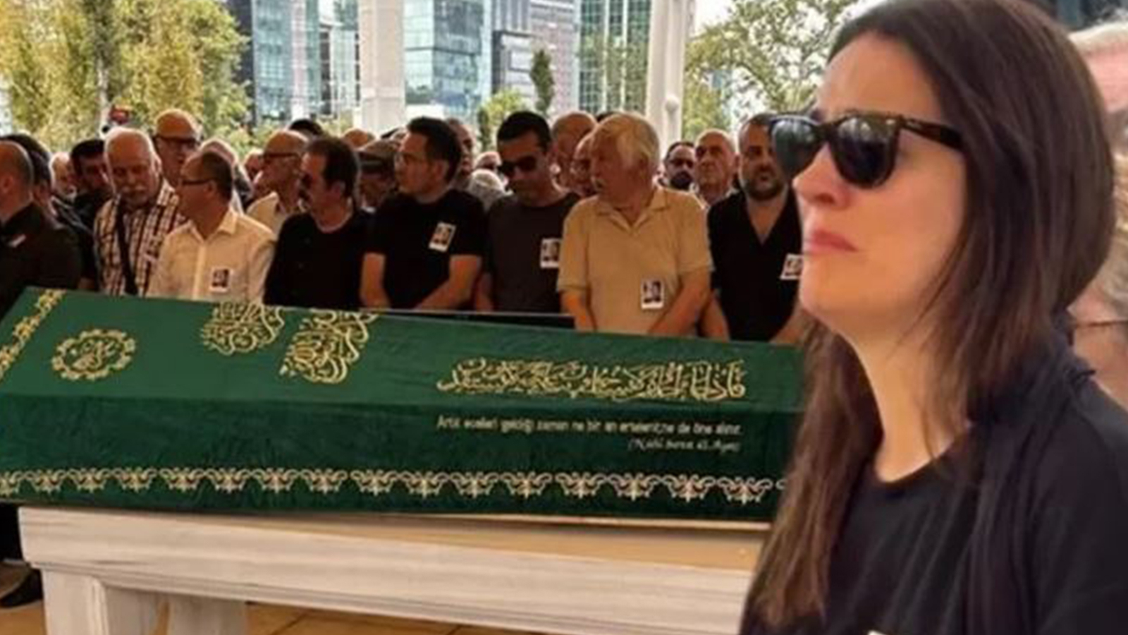 İrem Sak'tan babasına gözyaşları içinde veda!