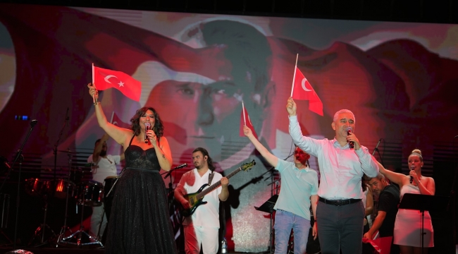 Işın Karaca'dan Bergama'da Unutulmaz Konser