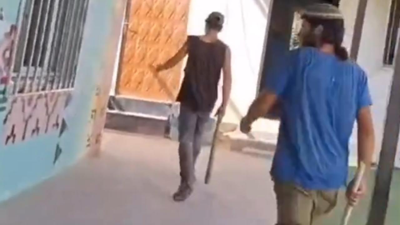 İsrailli işgalciler ilkokulda öğrenci ve öğretmenleri darbetti