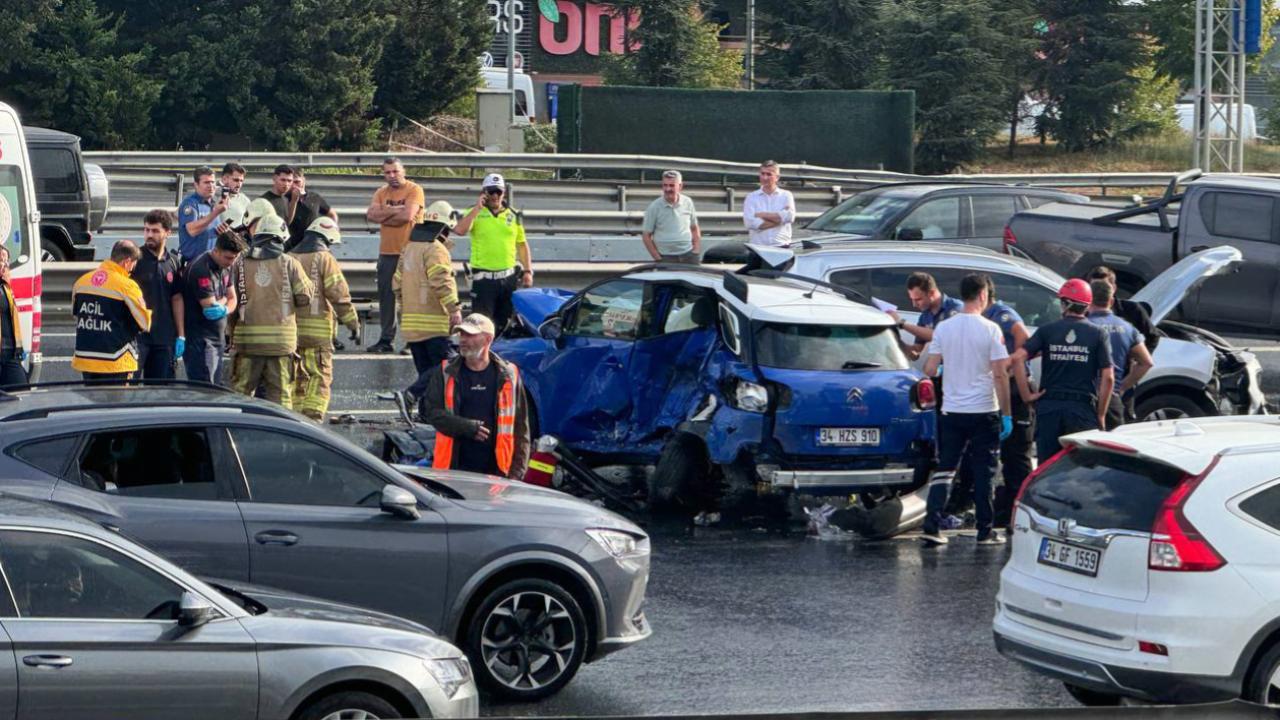 İstanbul'da zincirleme trafik kazası: 2 ölü, 4 yaralı