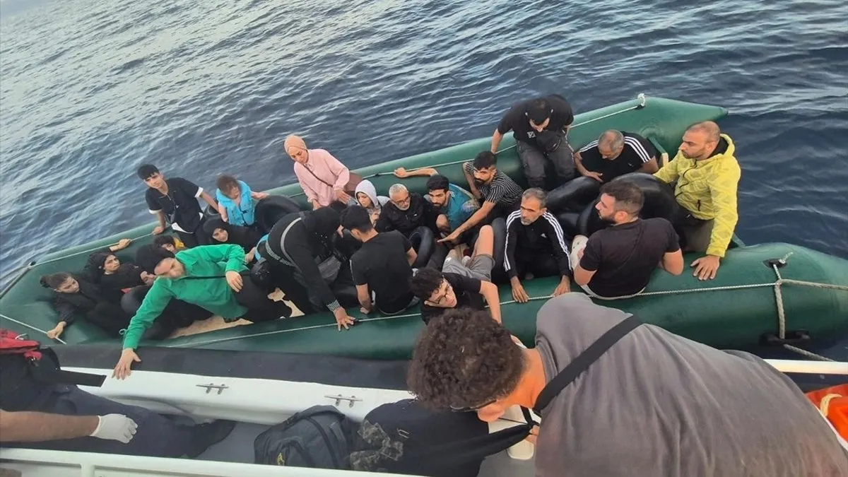 İzmir açıklarında 35 düzensiz göçmen kurtarıldı, 107 göçmen yakalandı