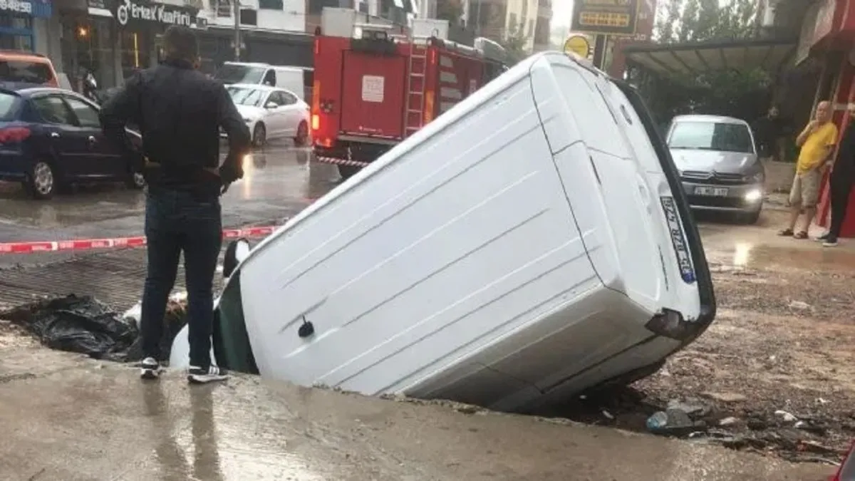 İzmir'de bu da oldu! Bir araç çöken yolun içine düştü - Galeri