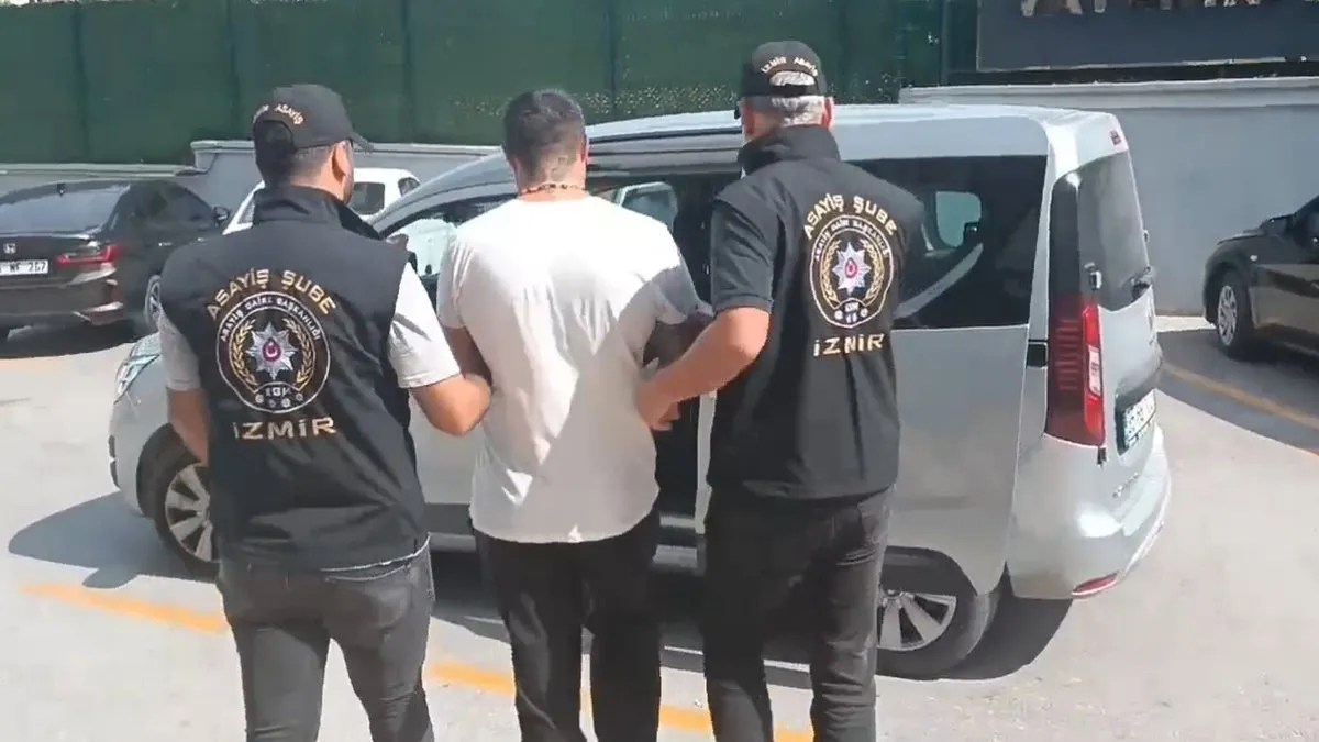 İzmir'de 'Cinsel saldırı' suçundan 23 yıl hapisle aranıyordu: Cezaevi firarisi yakalandı #izmir