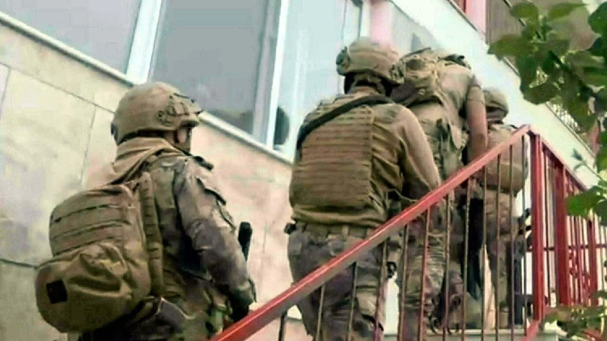 İzmir'de FETÖ/PDY operasyonu; 22 gözaltı