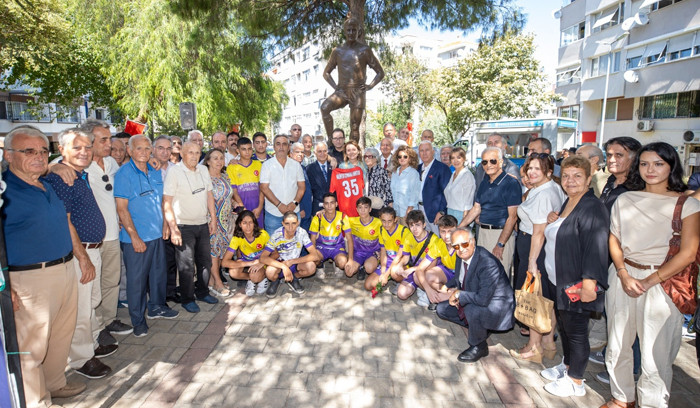 Konak'ta Metin Oktay'a anıtı başında anma