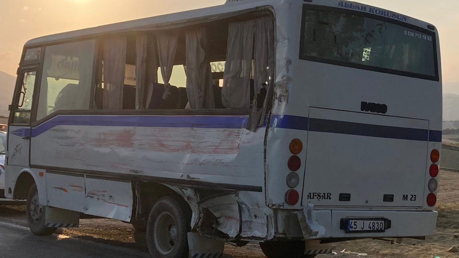 Manisa'da işçi servisiyle kamyonet çarpıştı: 1 can kaybı