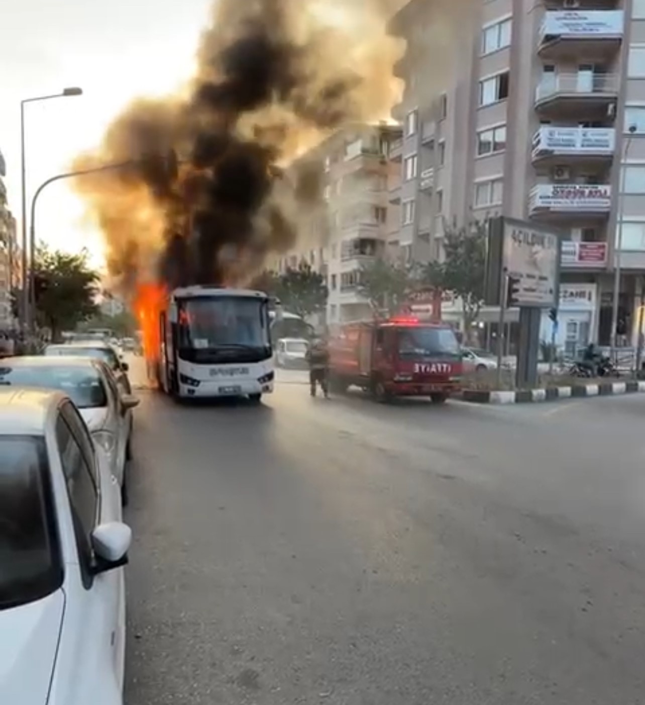 Manisa’da korku dolu anlar! Seyir halindeki işçi servisi alev alev yandı!