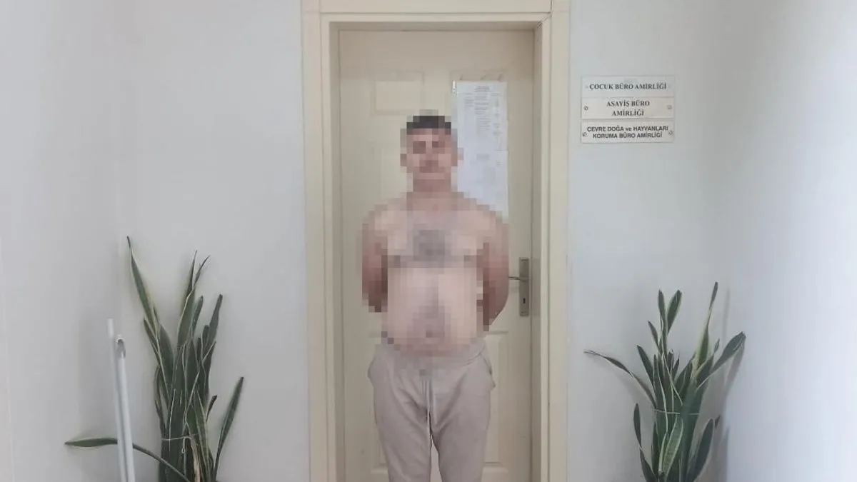 Motosiklet hırsızı cezaevine götürülürken kelepçeli kaçtı, camide yakalandı