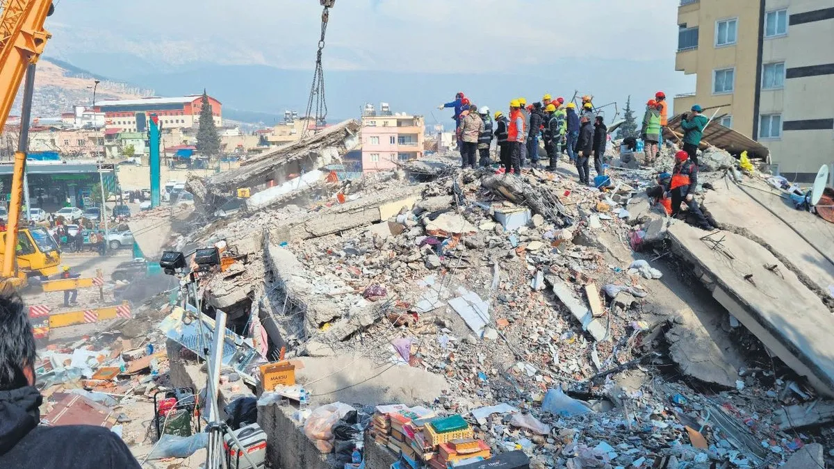 Palmiye Sitesi müteahhidinin 5 binası daha yıkılmış