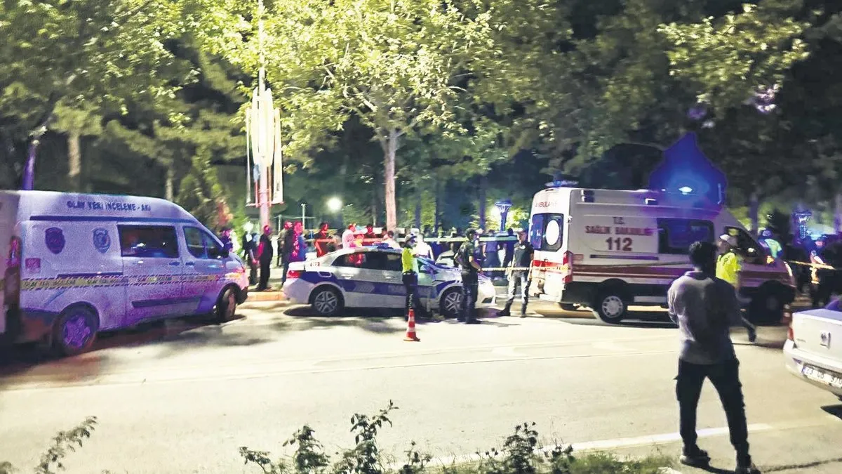 Refüje çarpan motosiklet devrildi: 2 ölü