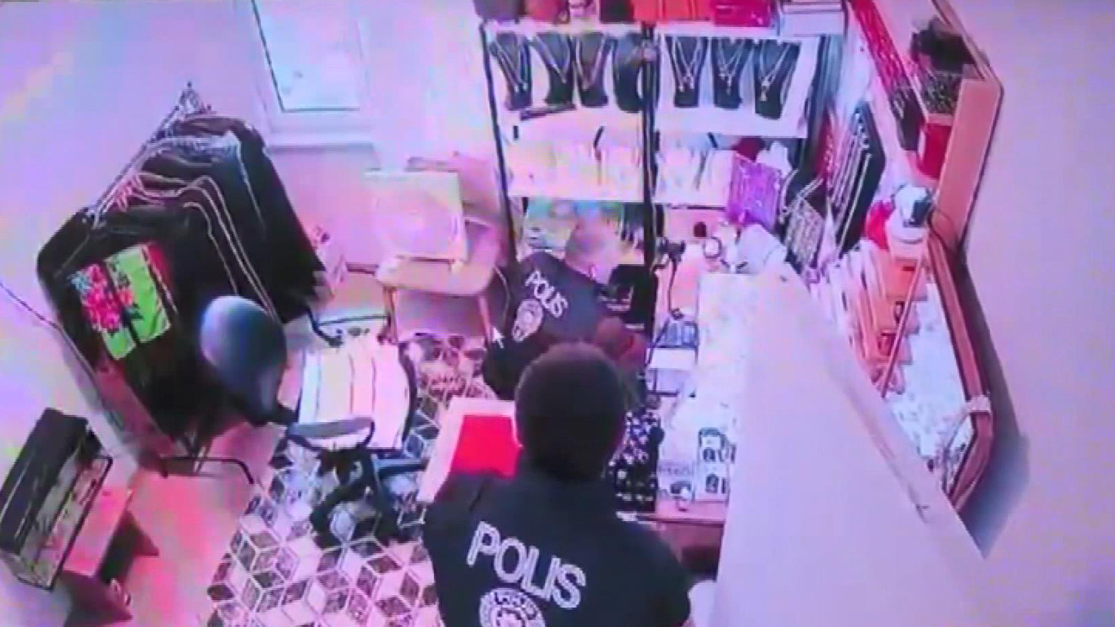 Sahte polislerden 150 bin dolarlık gasp
