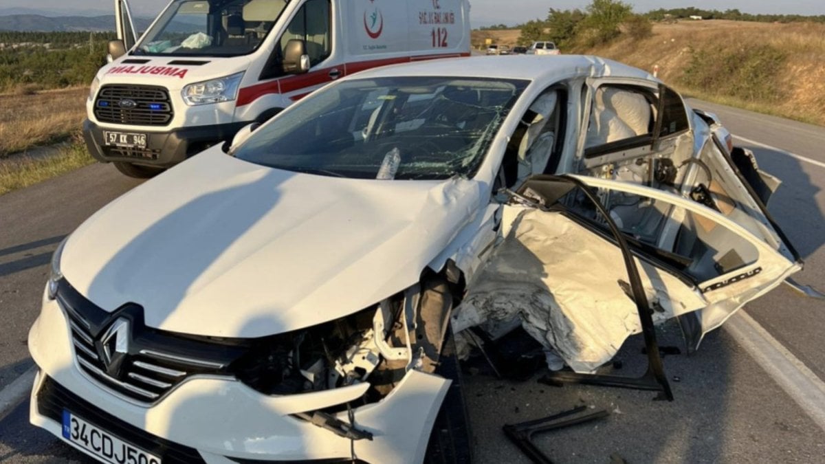 Sinop'ta iki otomobil çarpıştı: 3 ölü, 3 yaralı