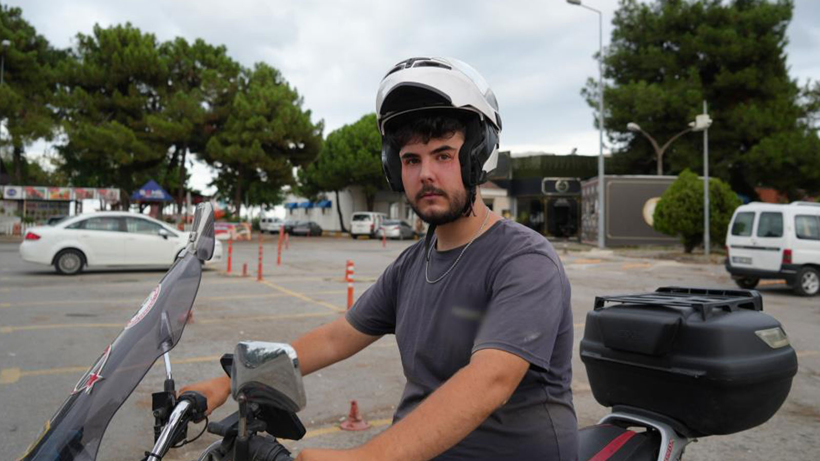 Trafiğin ortasında pes dedirten anlar! Motokuryenin önünü kesip kabusu yaşattı