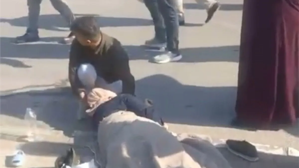 Bebeğiyle kaldırımda yürüyen anne TIR'ın altında kaldı