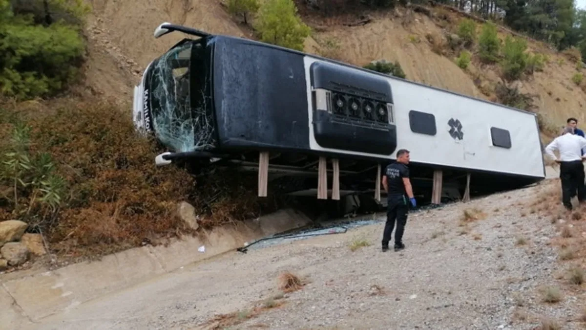 Burdur'da yolcu otobüsü şarampole devrildi: 5 yaralı