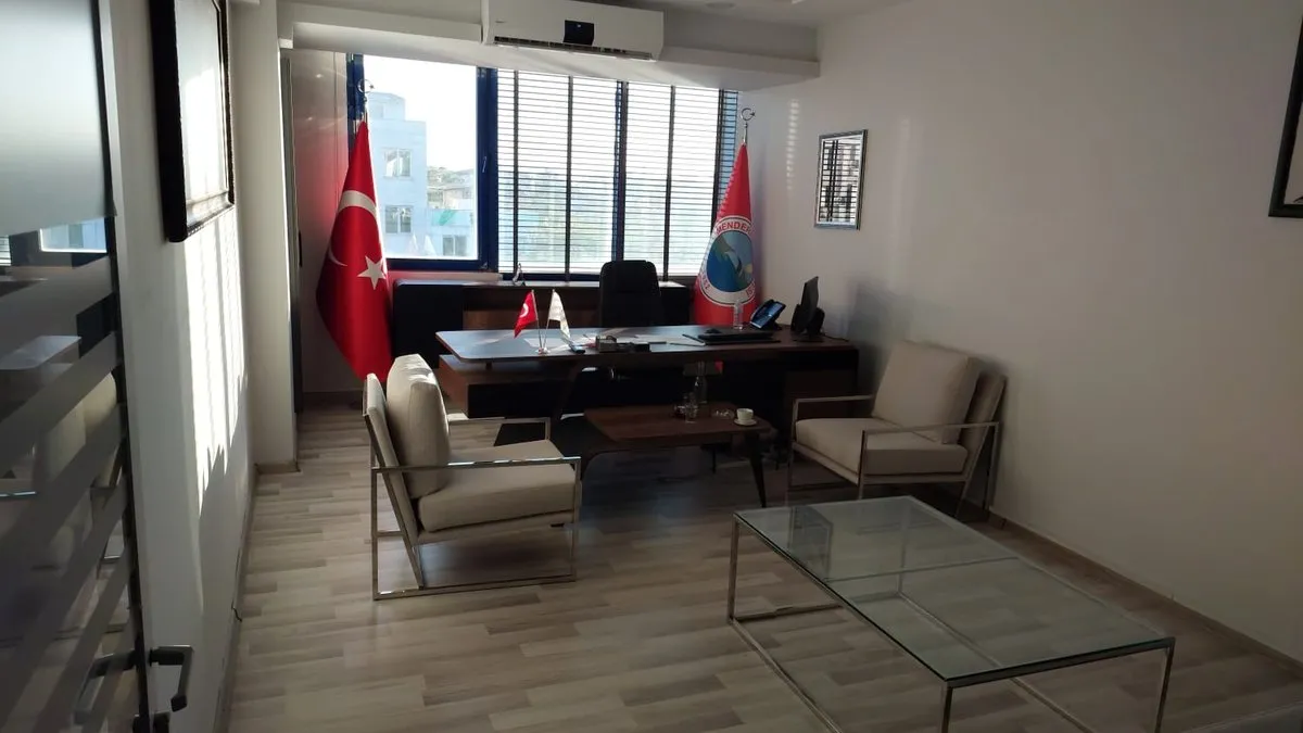 Koltuk gidince makam odasına aldığı eşyaları da götürdü