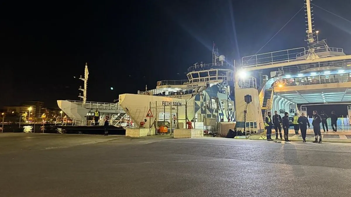 İzmir'de feribot iskeleye çarptı: 2 yaralı