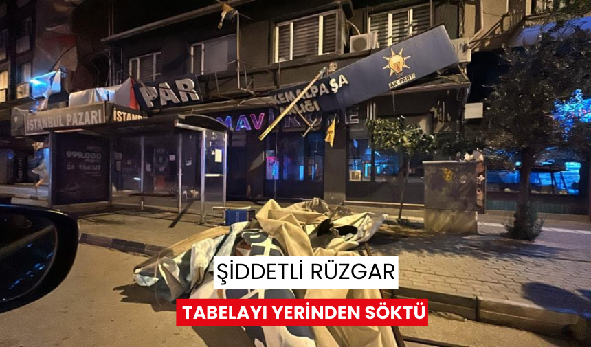 Şiddetli rüzgar tabelayı yerinden söktü