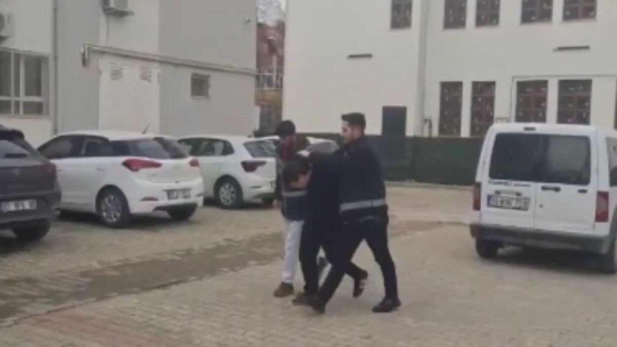 Bursa'da altınları çalan sahte yüzbaşı polisler tarafından enselendi