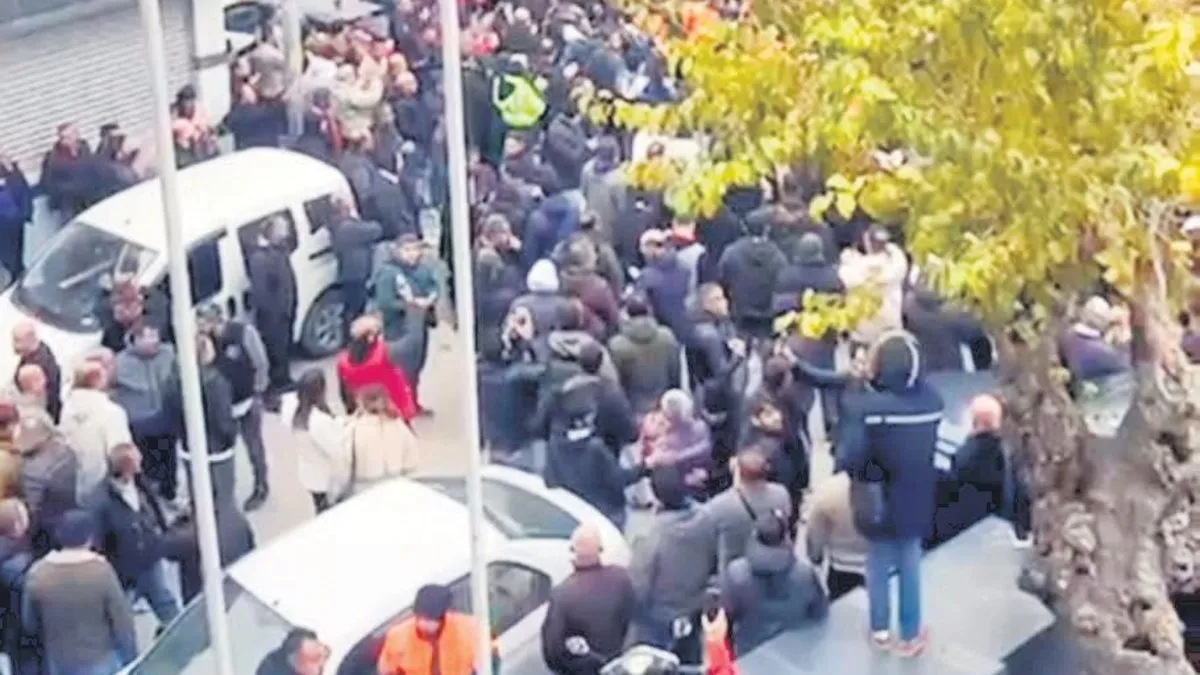 İzmir’de 25 bin belediye işçisi iş bıraktı: Konsere var işçiye yok