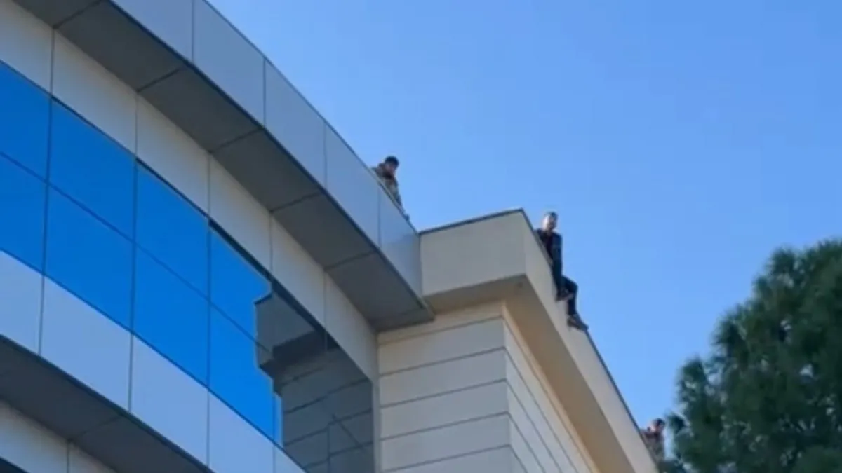 Torbalı Belediyesi'nde intihar girişimi: Maaşlarını alamayan işçiler belediye binasının çatısına çıktı!