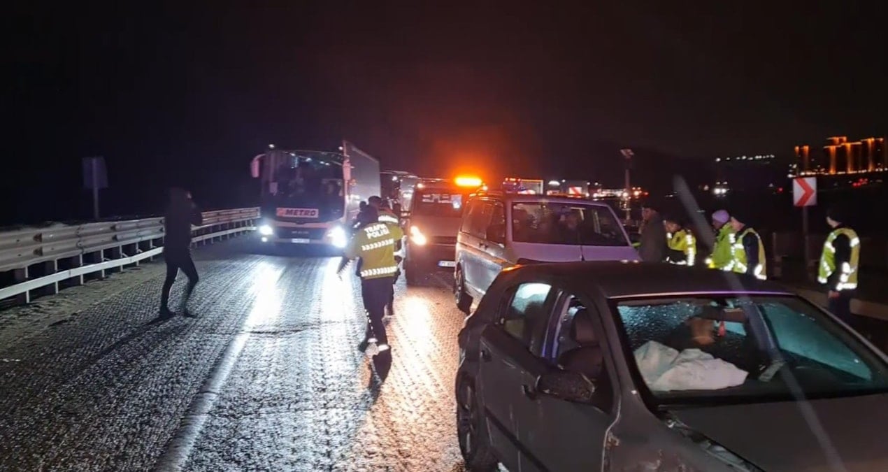 Yaralılara müdahalede eden sağlıkçılara araç çarptı: Çok sayıda yaralı var