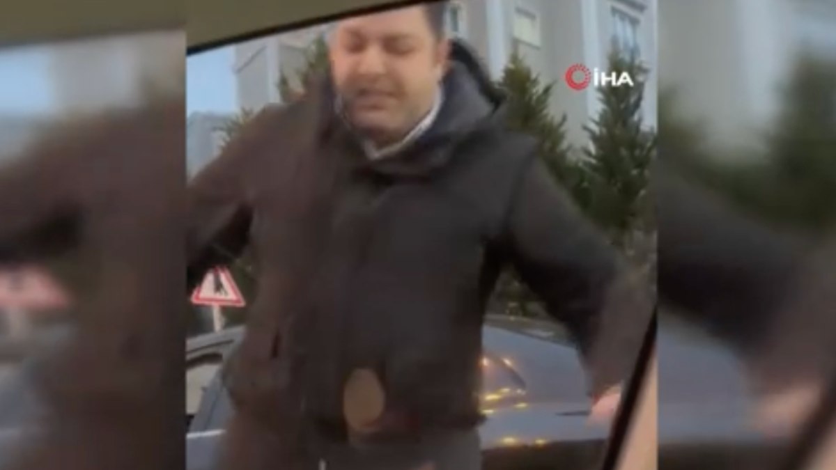 İstanbul'da trafik magandası, başka bir sürücünün aracına saldırıp aynasını kırdı