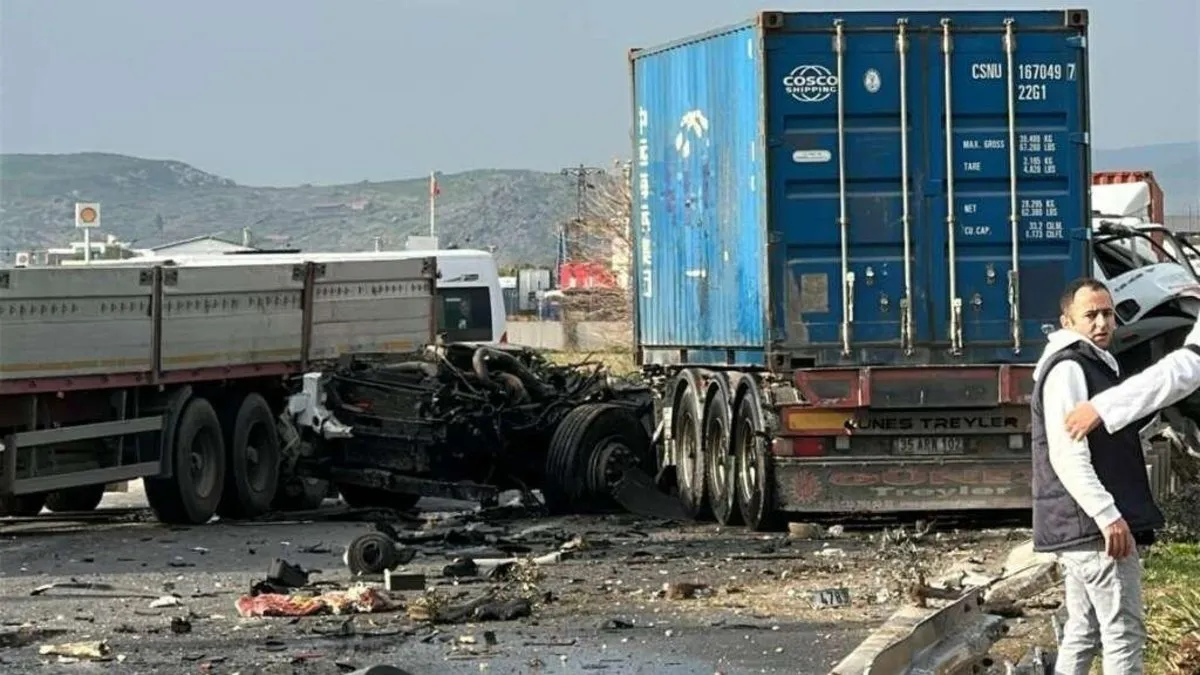 İzmir’de karşı şeride geçen tır 3 araca çarptı: 1 ölü, 1 yaralı