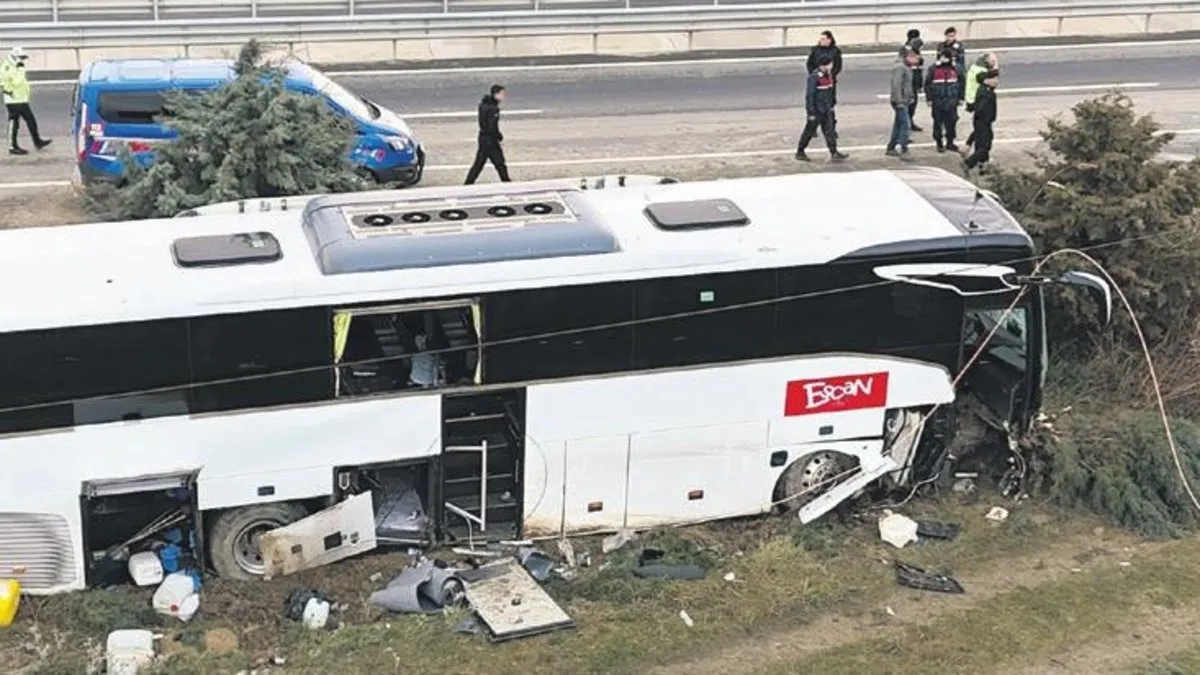 Tur otobüsü yoldan çıktı: 40 kişi yaralandı