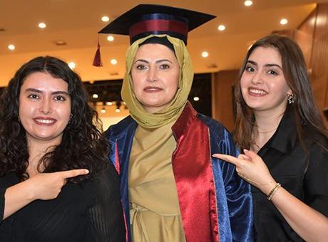 2 kanseri yendi, üniversiteden birincilikle mezun oldu! Diplomasını kızının elinden aldı
