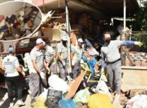 Daha geçen yıl ekipler 16 kamyon çıkarmıştı! Bu kez binadan 20 kamyon çöp çıktı