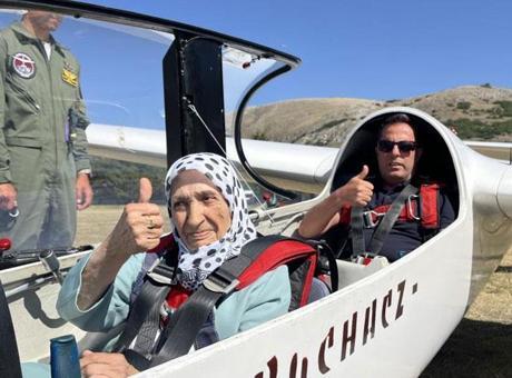 Gençliğinde TIR kullandı! Mürüvvet Teyze 83 yaşında kokpitte oturdu
